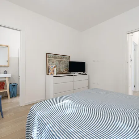 Maya Vila *